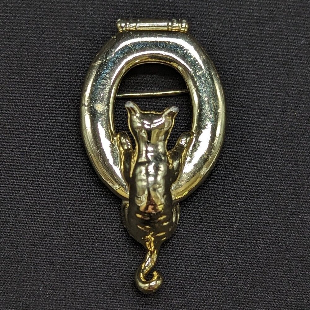 Vintage AJC Gold-Tone Cat Brooch Climbing Through Oval Frame Pin Jewelry